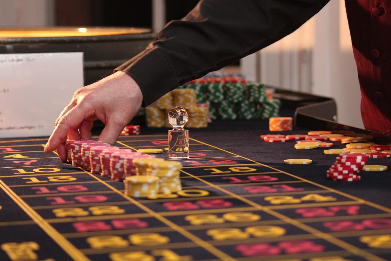 maxwin ဘင်ဂို Live Bingo Studio — Real-time Host မှ ဂဏန်းများကြေညာနေသောမြင်ကွင်း